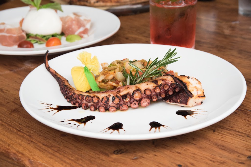 Lynoras WPB | restaurant | 207 Clematis St, West Palm Beach, FL 33401, USA | 5618993117 OR +1 561-899-3117