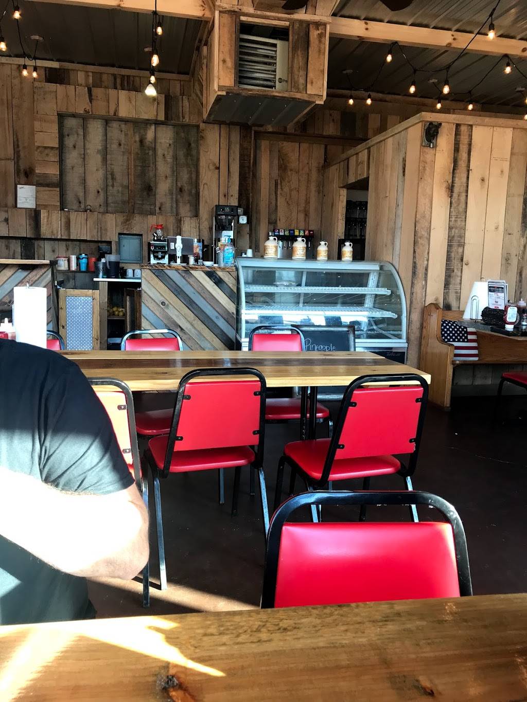 Hickory House Bbq | restaurant | 385 W Main St, Wytheville, VA 24382, USA | 2763352211 OR +1 276-335-2211