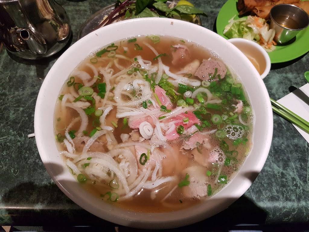 Restaurant Nguyen Phi | restaurant | 6260 Chemin de la Côte-des-Neiges, Montréal, QC H3S 2A3, Canada | 5143441863 OR +1 514-344-1863