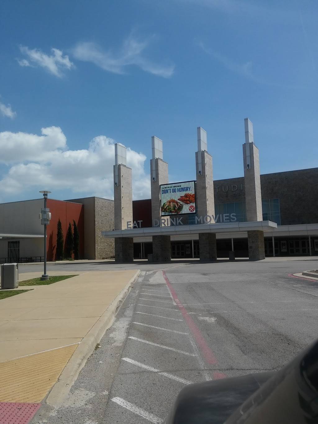 Studio Movie Grill Northwest Highway | restaurant | 10110 Technology Blvd E, Dallas, TX 75220, USA | 2143530877 OR +1 214-353-0877