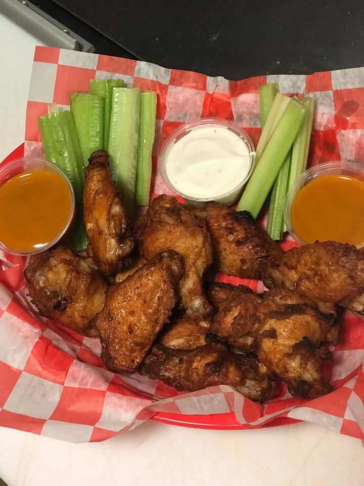 CAPZ Sports Bar & Grille | restaurant | 885 W Hunter St, Logan, OH 43138, USA | 7404009337 OR +1 740-400-9337