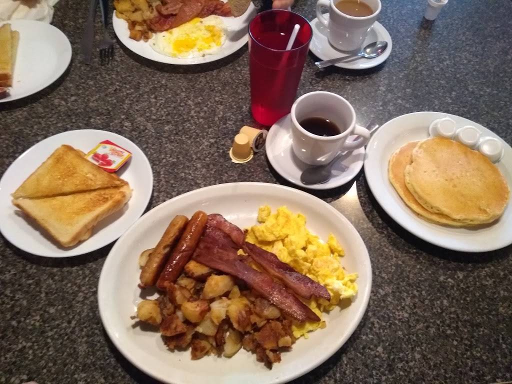 Big Top Family Restaurant | restaurant | 754 Main St E, Hamilton, ON L8M 1L1, Canada | 9055491754 OR +1 905-549-1754