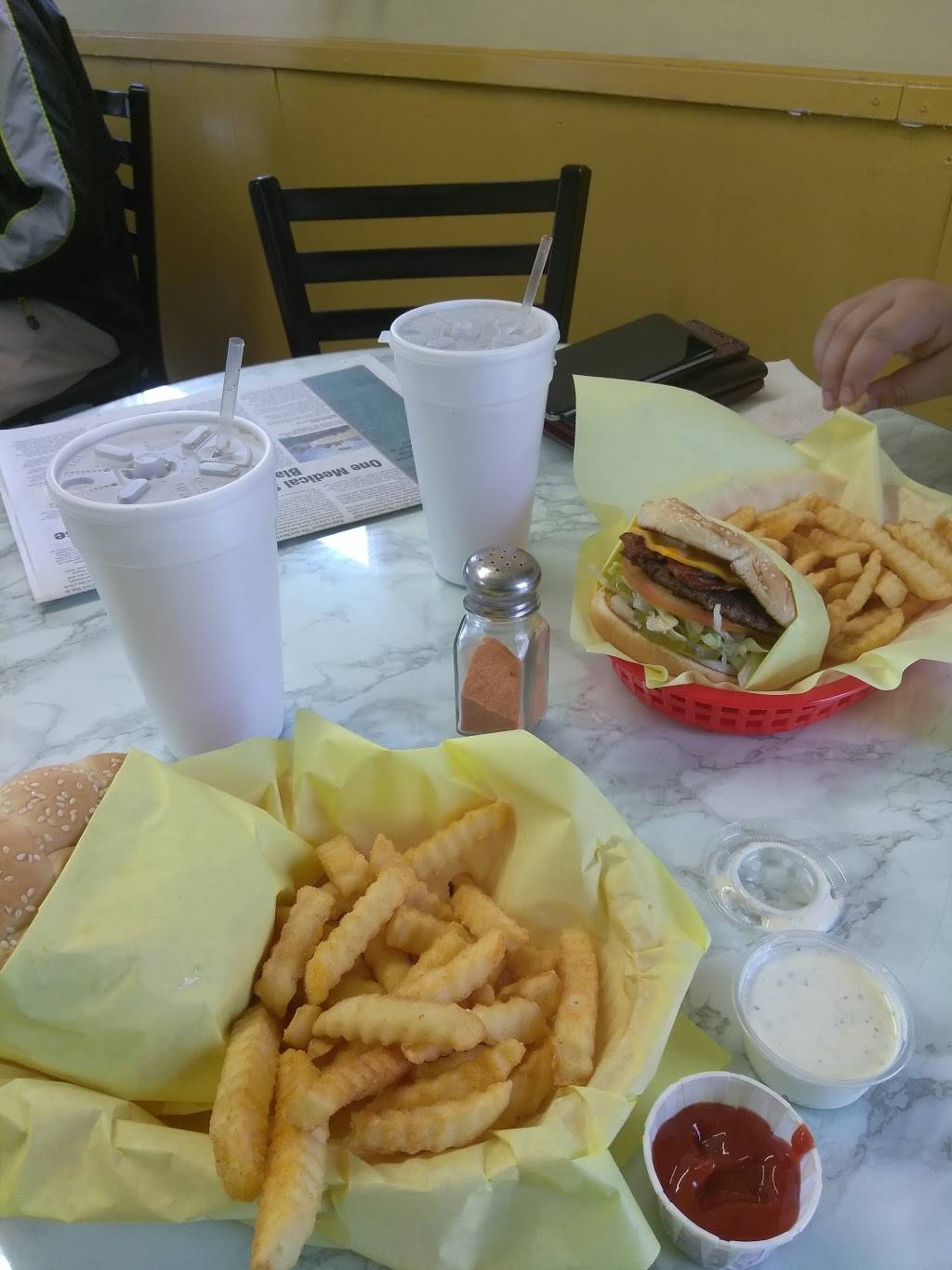 Burger Hut | restaurant | 1112 19th St, Bakersfield, CA 93301, USA | 6613231084 OR +1 661-323-1084