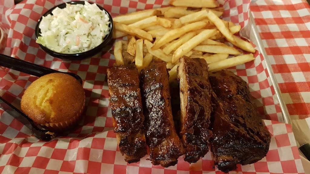 Famous Daves Bar-B-Que | restaurant | 1060 Corporate Dr, Westbury, NY 11590, USA | 5168327300 OR +1 516-832-7300