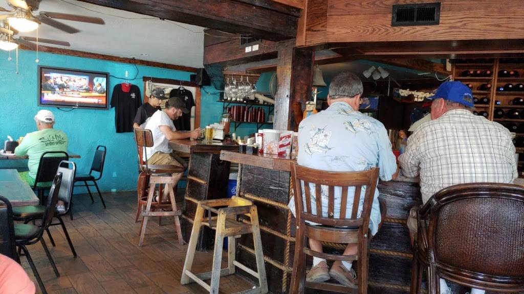 Shipwrecks Bar & Grill | restaurant | 45 Garden Cove Dr, Key Largo, FL 33037, USA | 3054533153 OR +1 305-453-3153