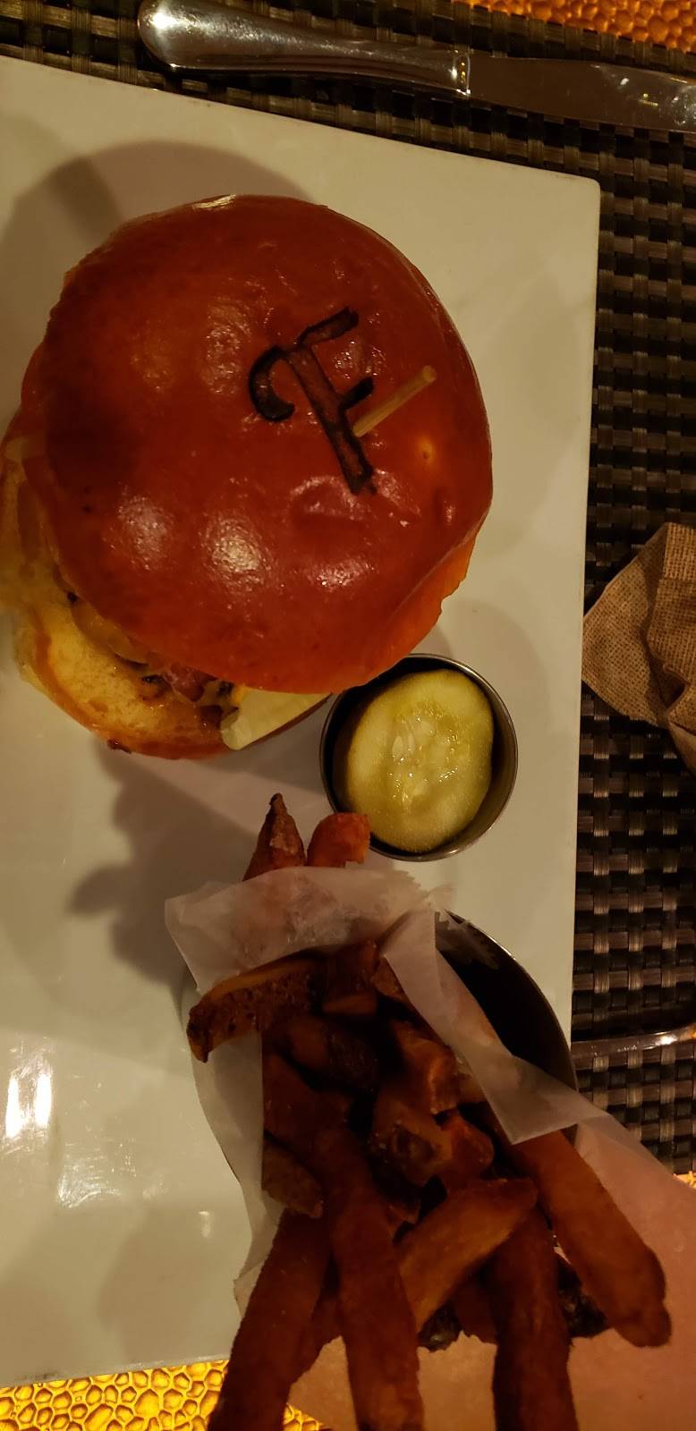 Flanagans Pub | restaurant | 451 Hawkins Ave, Lake Ronkonkoma, NY 11779, USA | 6315889843 OR +1 631-588-9843