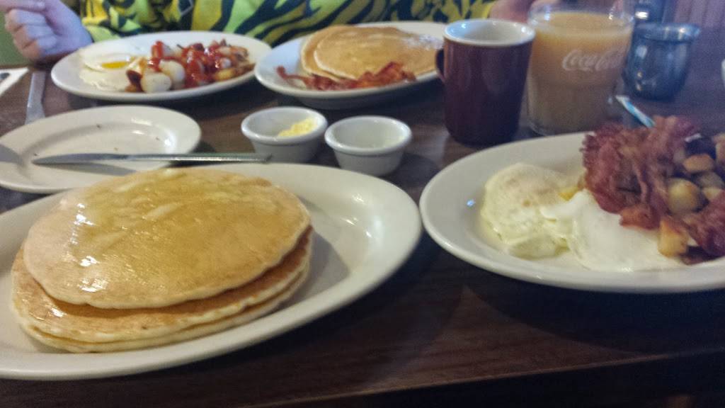 Hi-Hat Pancake House | bakery | 380 Maine Ave, Farmingdale, ME 04344, USA | 2075829842 OR +1 207-582-9842