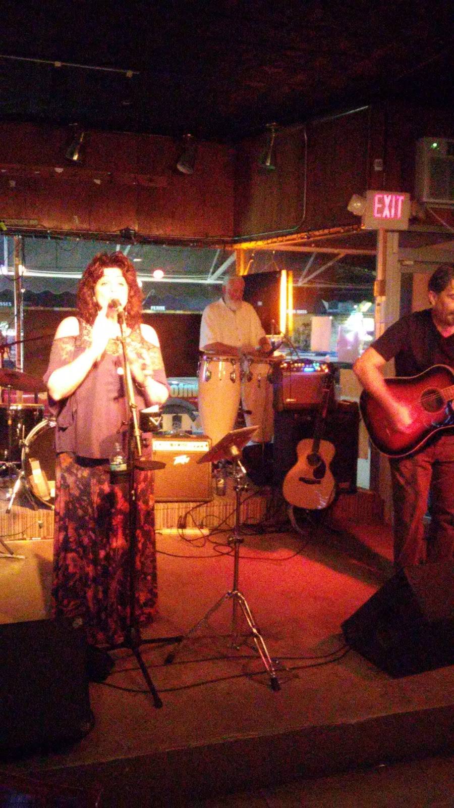 Buddes Pizza & Spirits | restaurant | 425 E Main St, Galesburg, IL 61401, USA | 3093433502 OR +1 309-343-3502