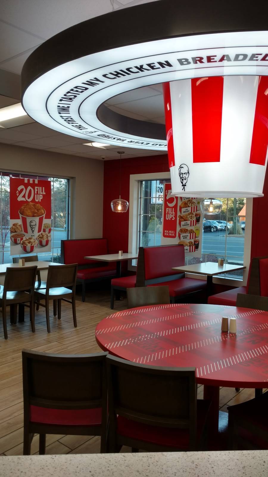 KFC | meal takeaway | 2005 S Main St, Farmville, VA 23901, USA | 4343925656 OR +1 434-392-5656