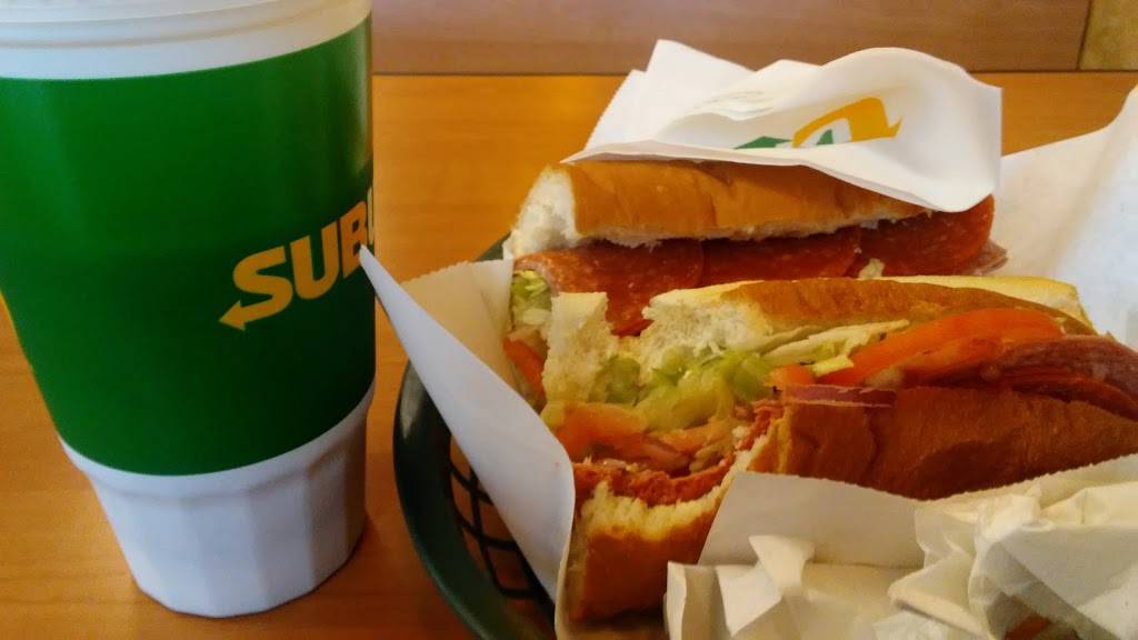 Subway | restaurant | 6000 Monona Dr, Monona, WI 53716, USA | 6084676100 OR +1 608-467-6100