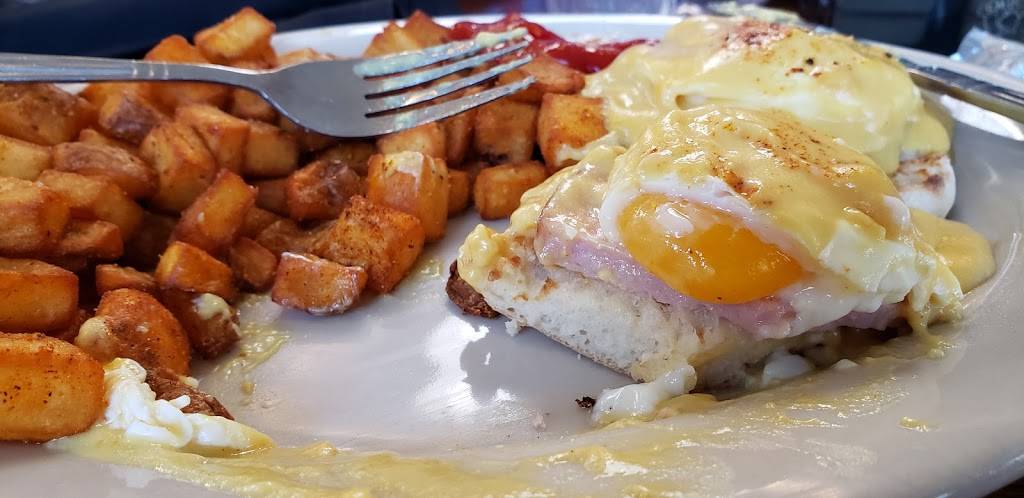 Isaacs Restaurant & Pub | restaurant | 155 Holiday Dr, Solomons, MD 20688, USA | 4103266311 OR +1 410-326-6311