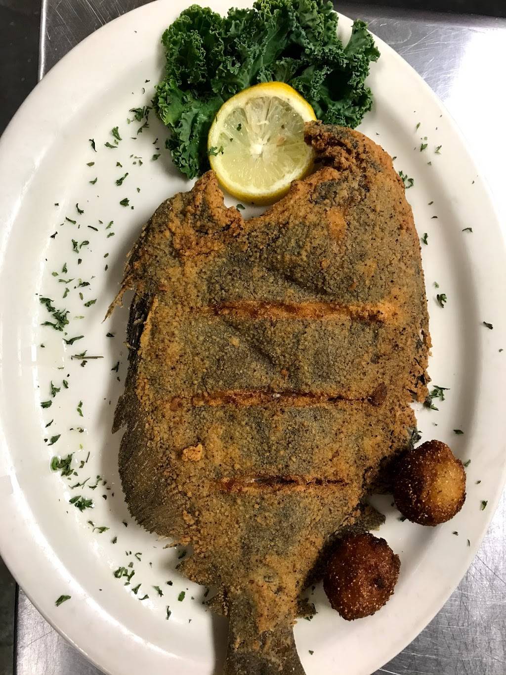 Blow fly inn | restaurant | 1201 Washington Ave, Gulfport, MS 39507, USA | 2282658225 OR +1 228-265-8225