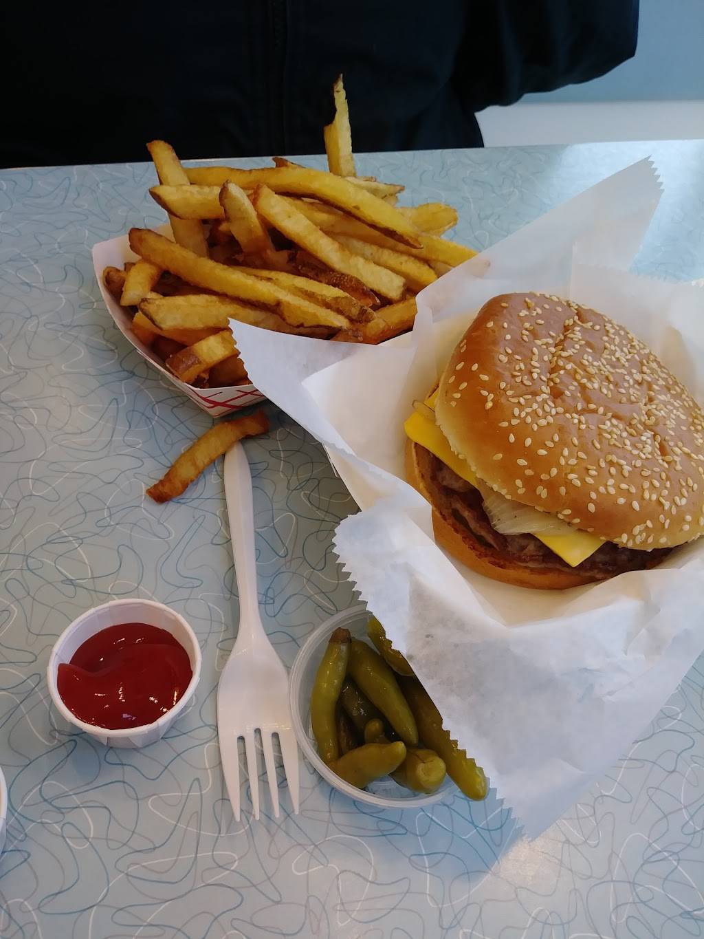 Man-Jo-Vins | restaurant | 3224 N Damen Ave, Chicago, IL 60618, USA | 7739350727 OR +1 773-935-0727