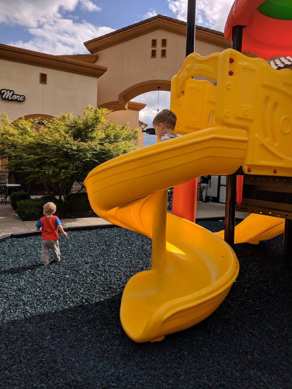 Willie J’s Burgers & More | restaurant | 2010 Club Center Dr, Sacramento, CA 95835, USA | 9162859379 OR +1 916-285-9379