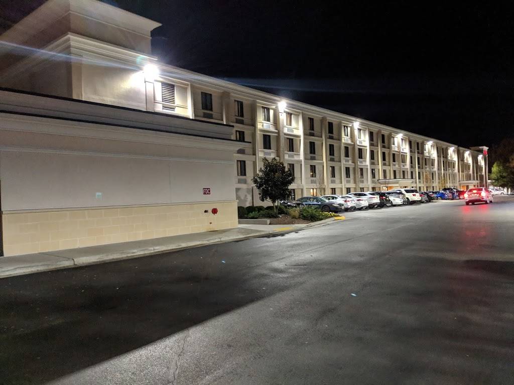 Holiday Inn Charlotte Airport - Hub Bar and Grill | restaurant | 3020, 2707 Little Rock Rd, Charlotte, NC 28214, USA | 7043944301 OR +1 704-394-4301