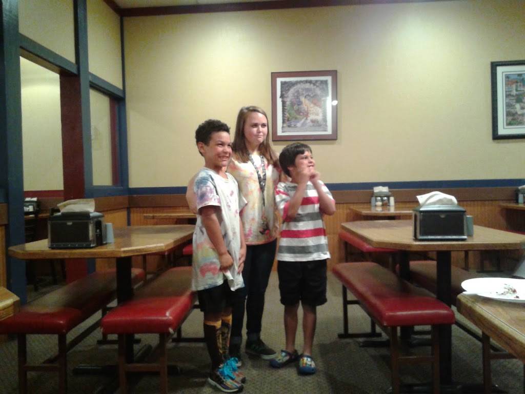 Round Table Pizza | meal delivery | 686 Sutton Way, Grass Valley, CA 95945, USA | 5302736155 OR +1 530-273-6155