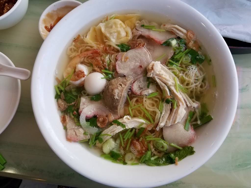 Pho Xe Lua | restaurant | 1021 W Argyle St, Chicago, IL 60640, USA | 7732757512 OR +1 773-275-7512