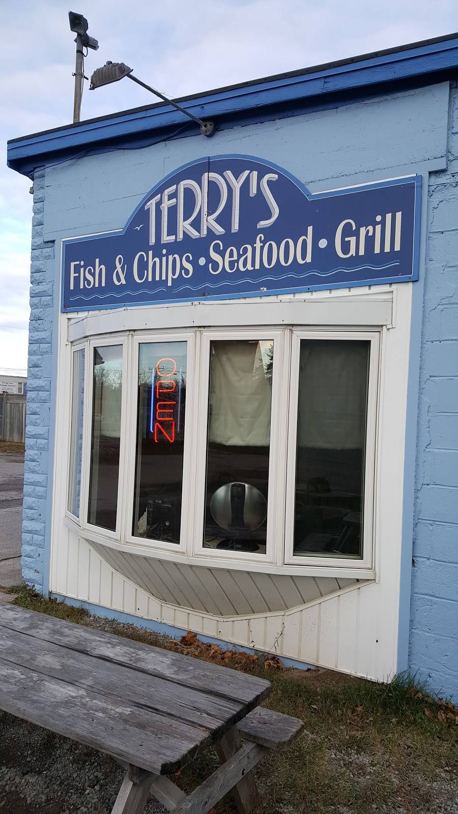 Terrys Fish & Chips Seafood Grill | restaurant | 16 Victoria Ave S, Lindsay, ON K9V 3C7, Canada | 7058784325 OR +1 705-878-4325