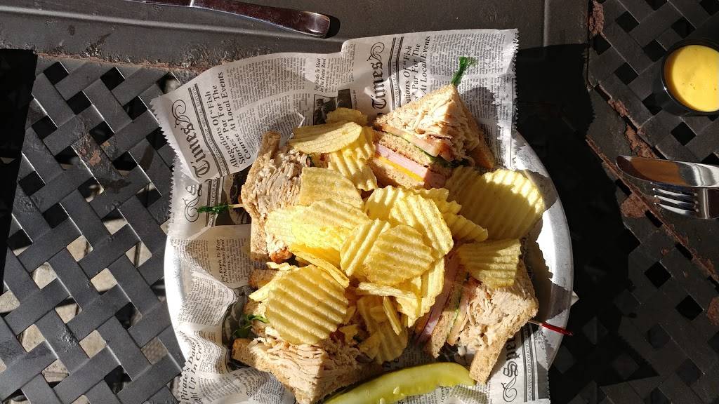 Montreux Bar & Grill | restaurant | 127 W Richardson Ave, Summerville, SC 29483, USA | 8432611200 OR +1 843-261-1200