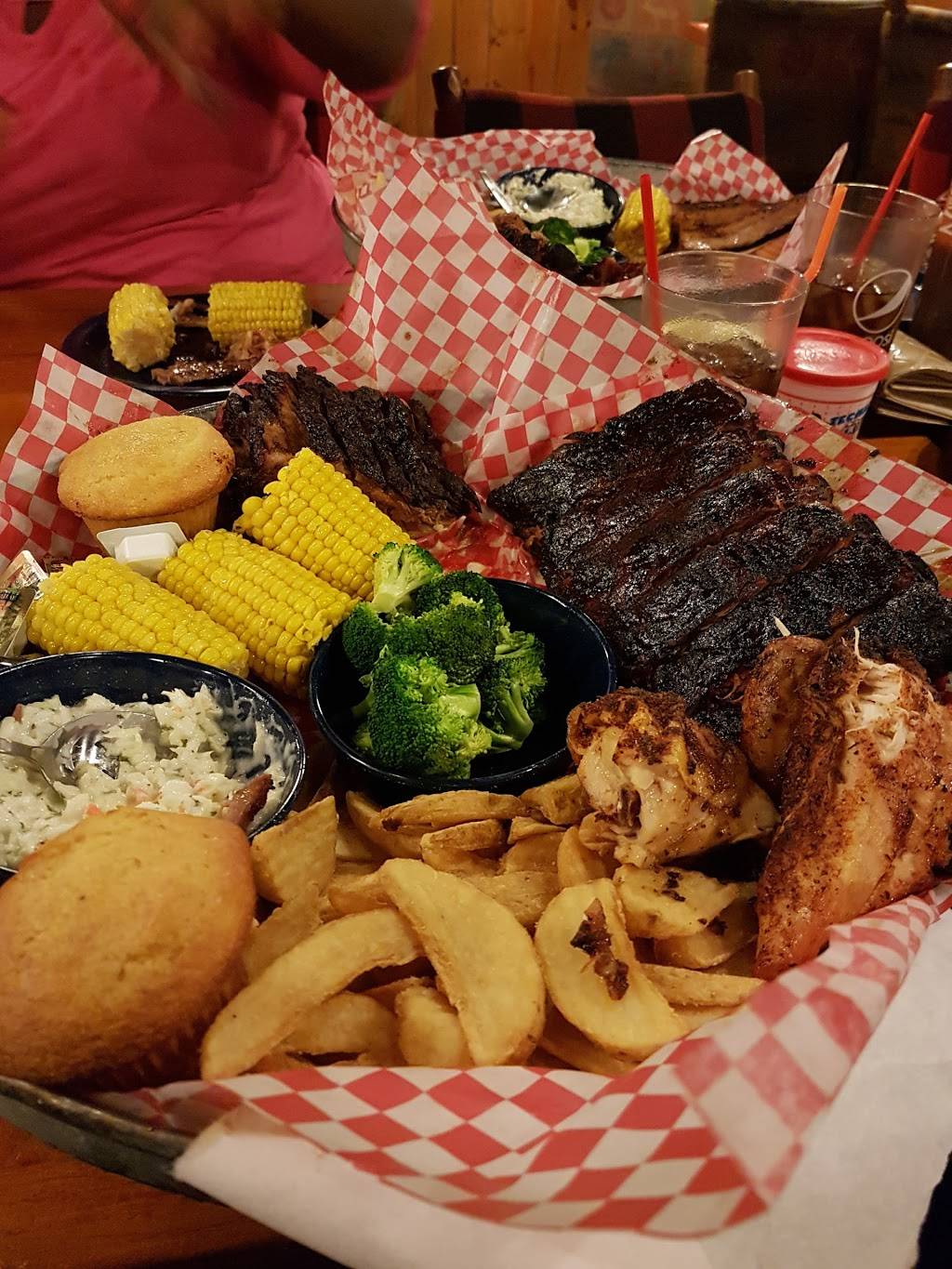 Famous Daves Bar-B-Que | restaurant | 1936 S Christopher Columbus Blvd, Philadelphia, PA 19148, USA | 2153390339 OR +1 215-339-0339