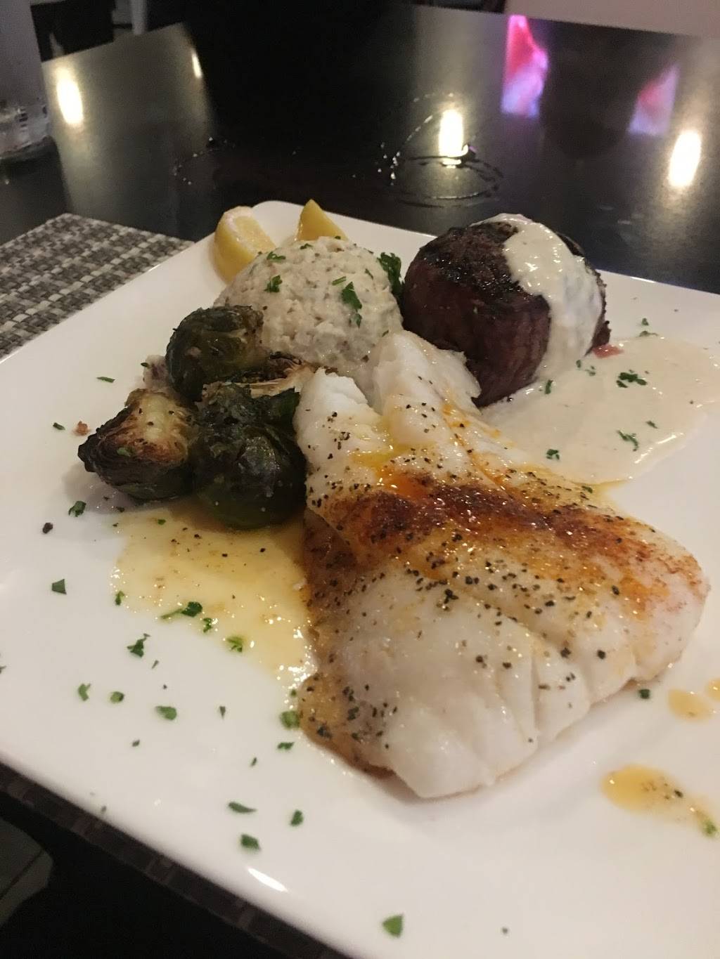 R Bar & Grille | restaurant | 157 W Main St, Decatur, IL 62523, USA | 2173306825 OR +1 217-330-6825