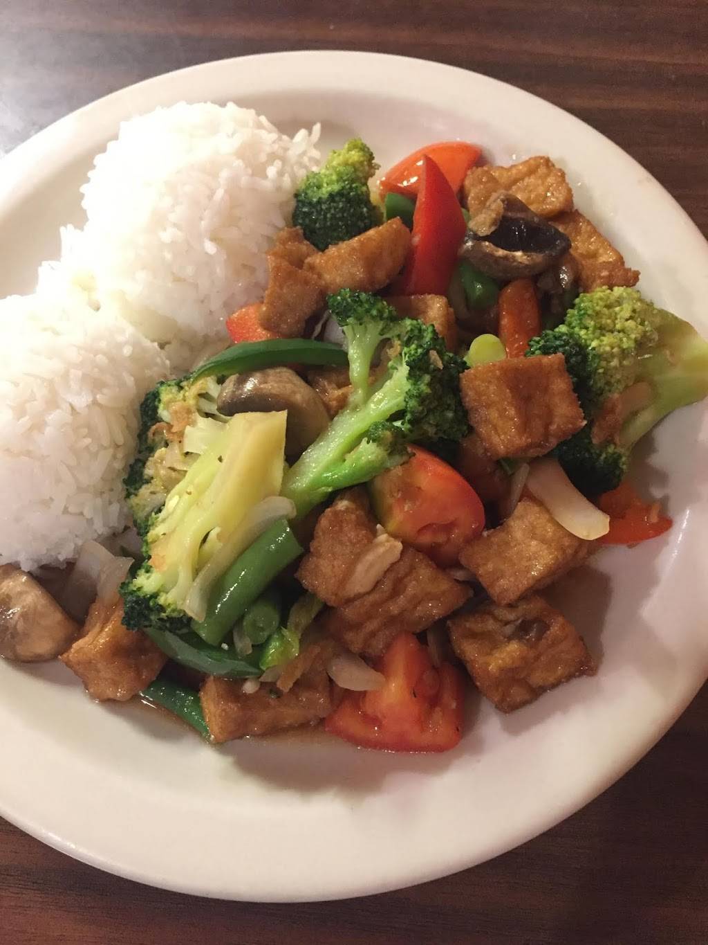 Lucky House Thai Cuisine | restaurant | 2140 University Ave, Berkeley, CA 94704, USA | 5108418900 OR +1 510-841-8900