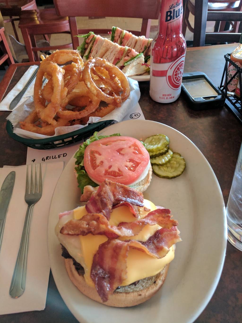 Marges Bar and Grill | restaurant | 15300 Mack Ave, Grosse Pointe, MI 48230, USA | 3138818895 OR +1 313-881-8895