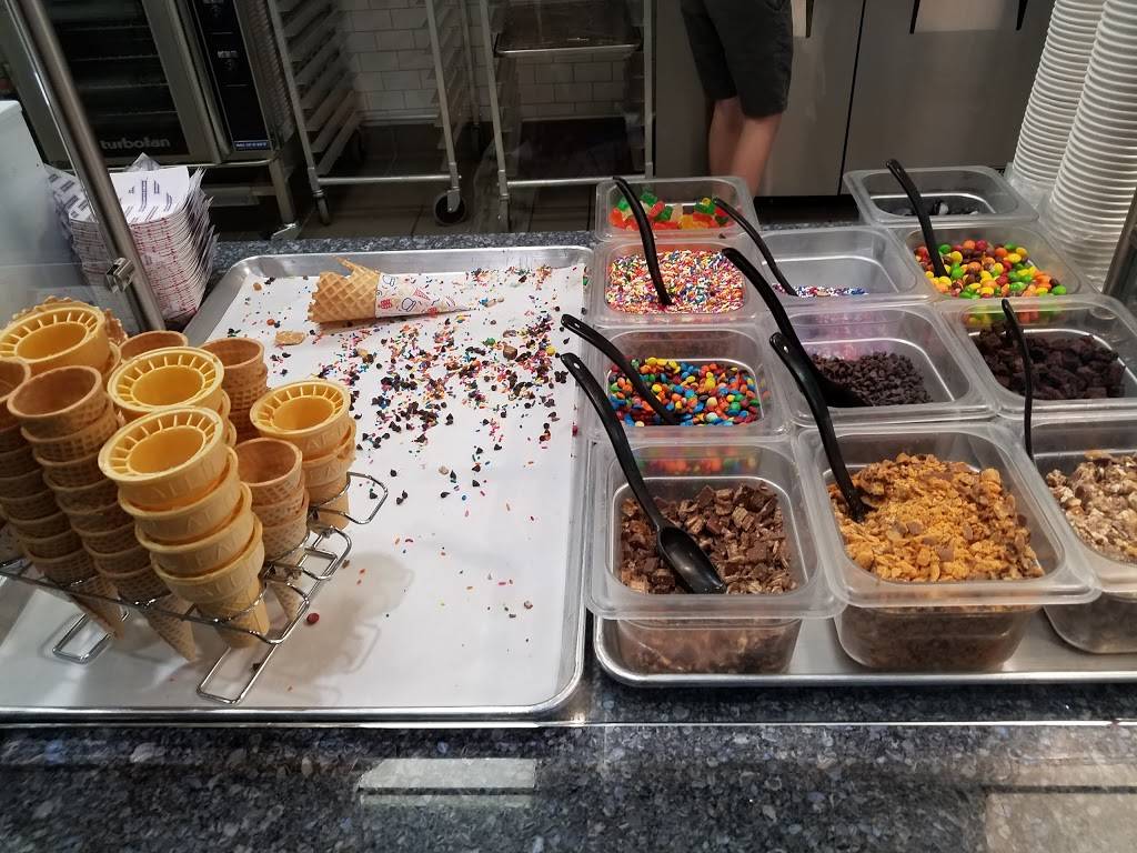 Frozen Penguin | restaurant | 9500 East Vía de Ventura, Scottsdale, AZ 85256, USA | 4806466070 OR +1 480-646-6070