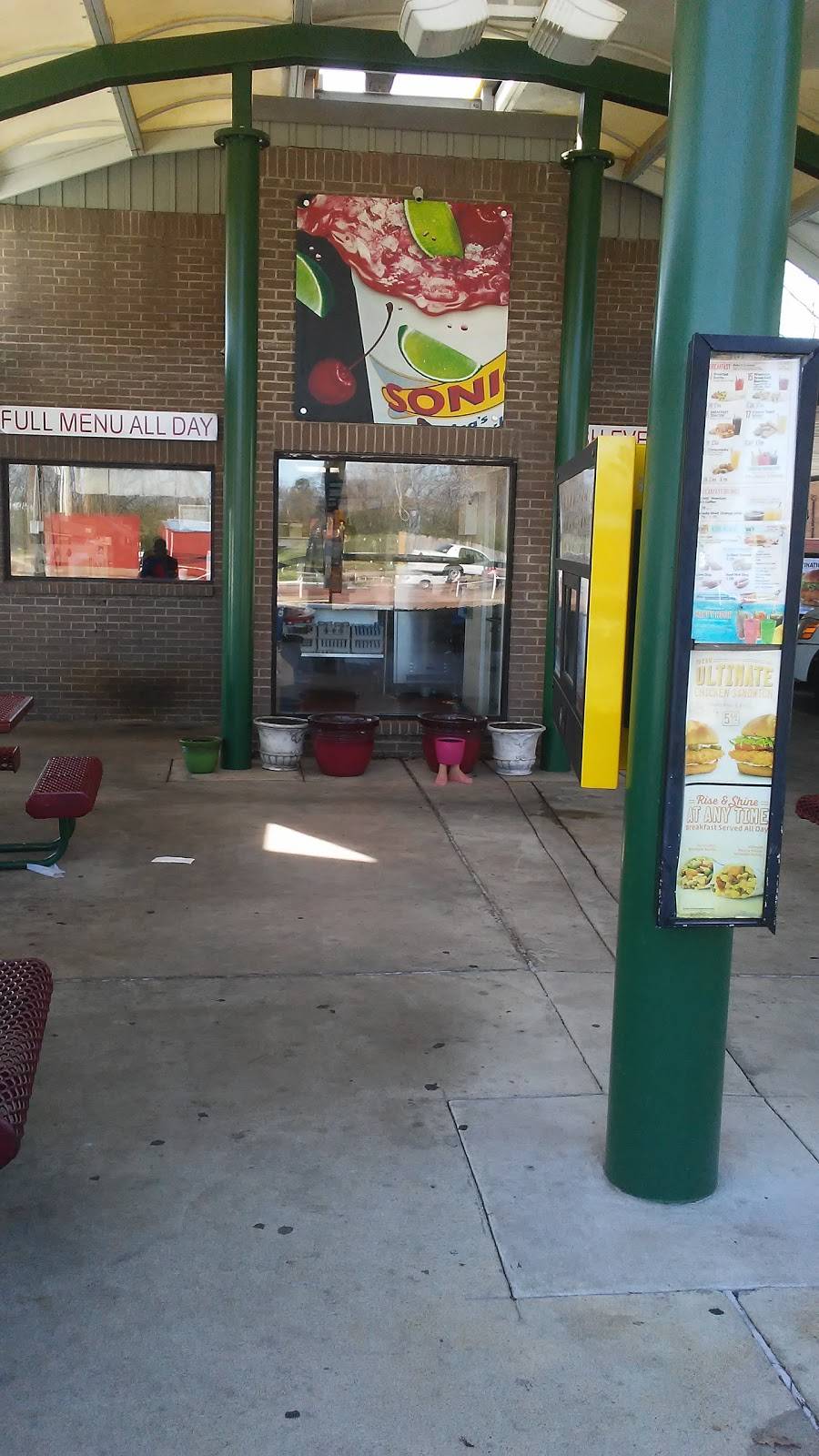 Sonic Drive-In | restaurant | 332 N, Heard St, Senatobia, MS 38668, USA | 6625625641 OR +1 662-562-5641