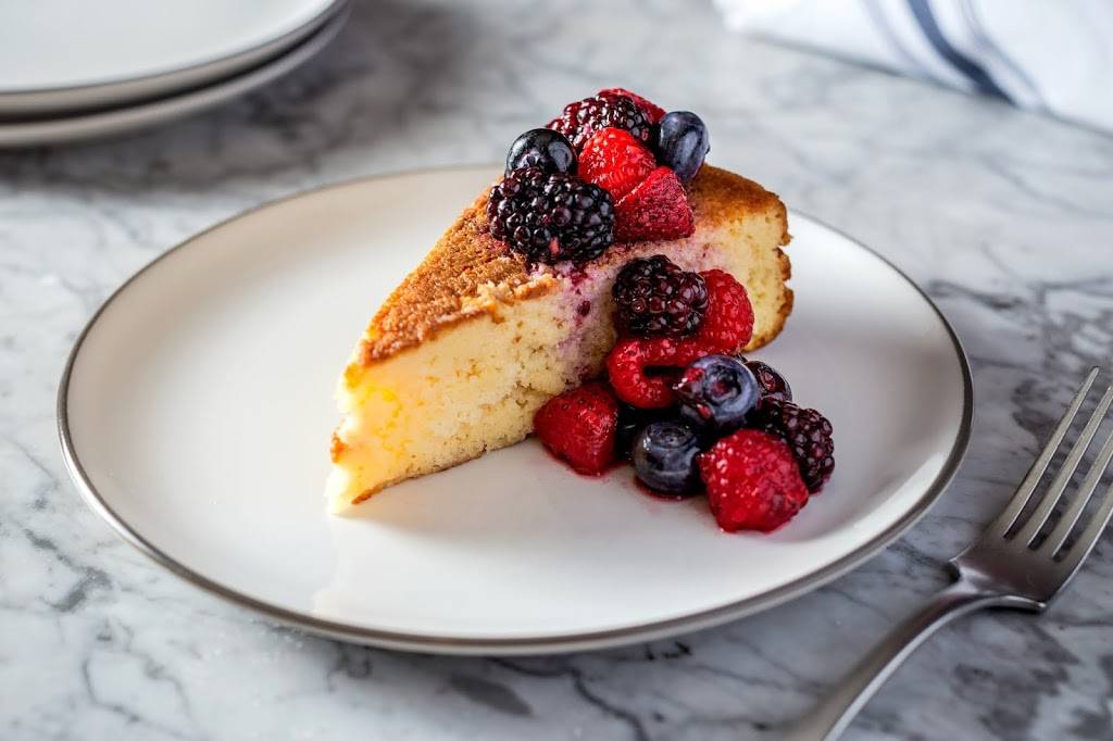 Dutch & Docs | restaurant | 3600 N Clark St, Chicago, IL 60613, USA | 7733600207 OR +1 773-360-0207