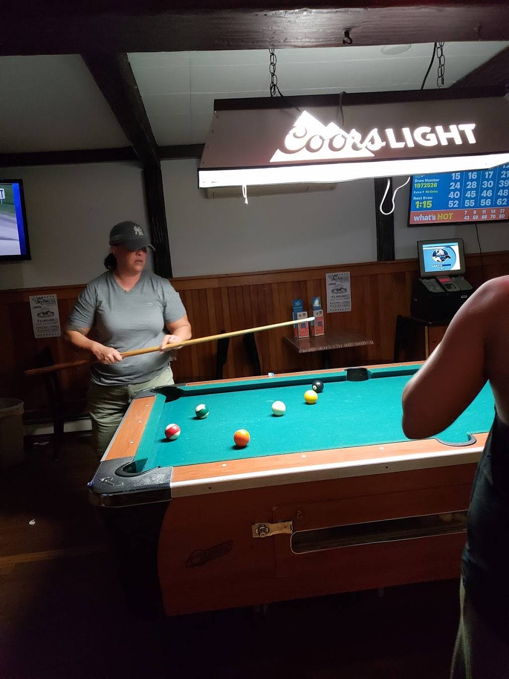 The Bays Bar & Grill | restaurant | 214 W Montauk Hwy, Hampton Bays, NY 11946, USA | 6315945753 OR +1 631-594-5753