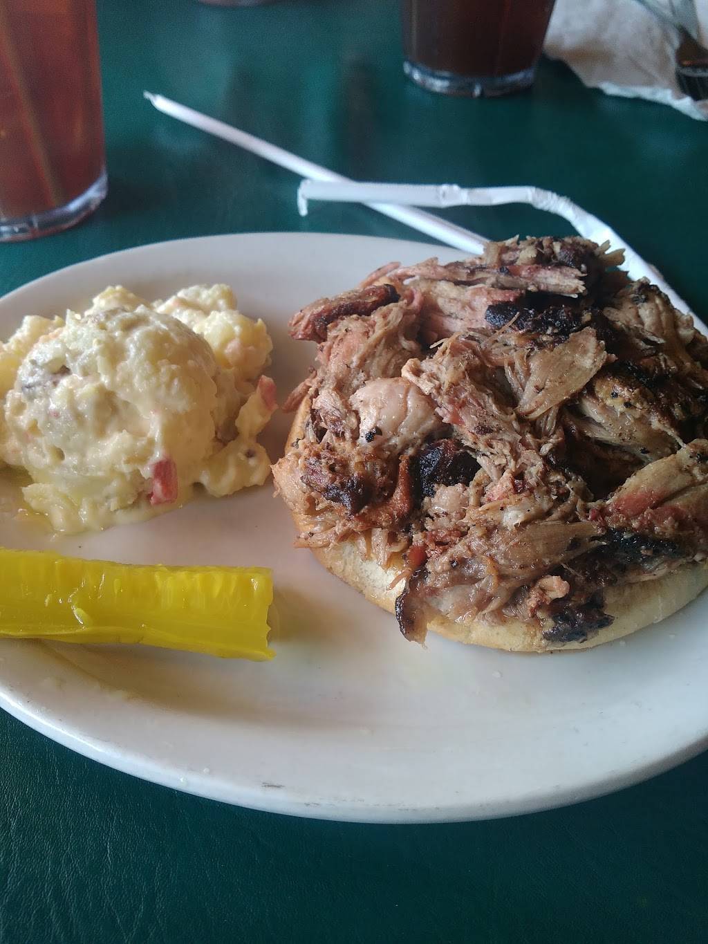 Hill-Top Bar-B-Q | restaurant | 31594 MO-83, Warsaw, MO 65355, USA | 6604386311 OR +1 660-438-6311