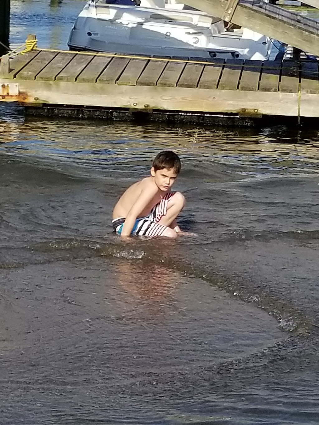 Mahogany Shoals | restaurant | 133 Ocean Ave, New Shoreham, RI 02807, USA | 4014665572 OR +1 401-466-5572