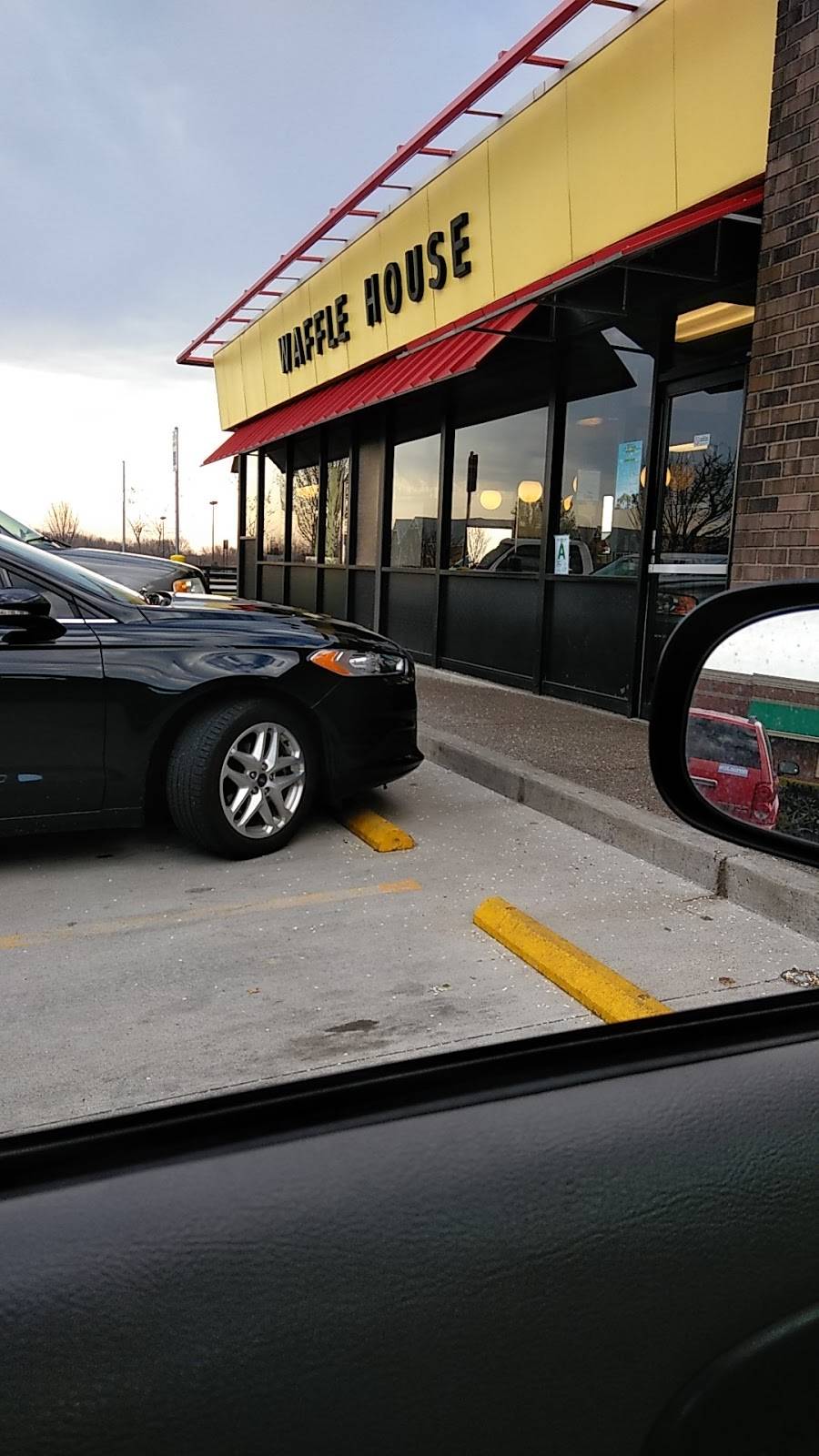 Waffle House | meal takeaway | 1620 Kentucky Mills Dr, Jeffersontown, KY 40299, USA | 5022665274 OR +1 502-266-5274