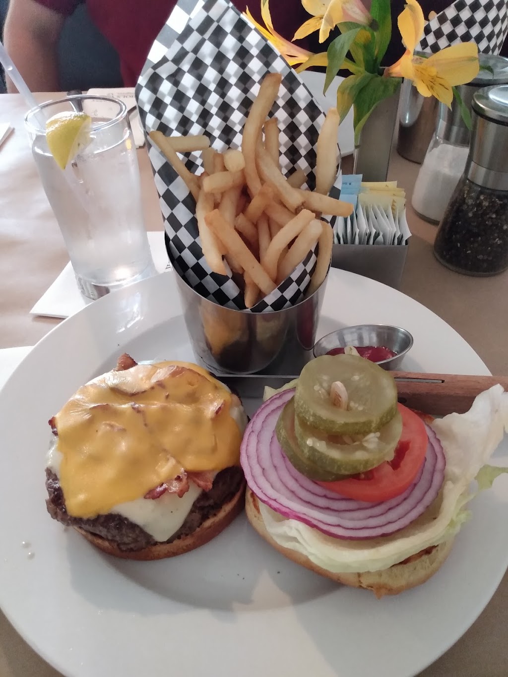 Nichols West | restaurant | 22525 AZ-71, Congress, AZ 85332, USA | 9284270235 OR +1 928-427-0235