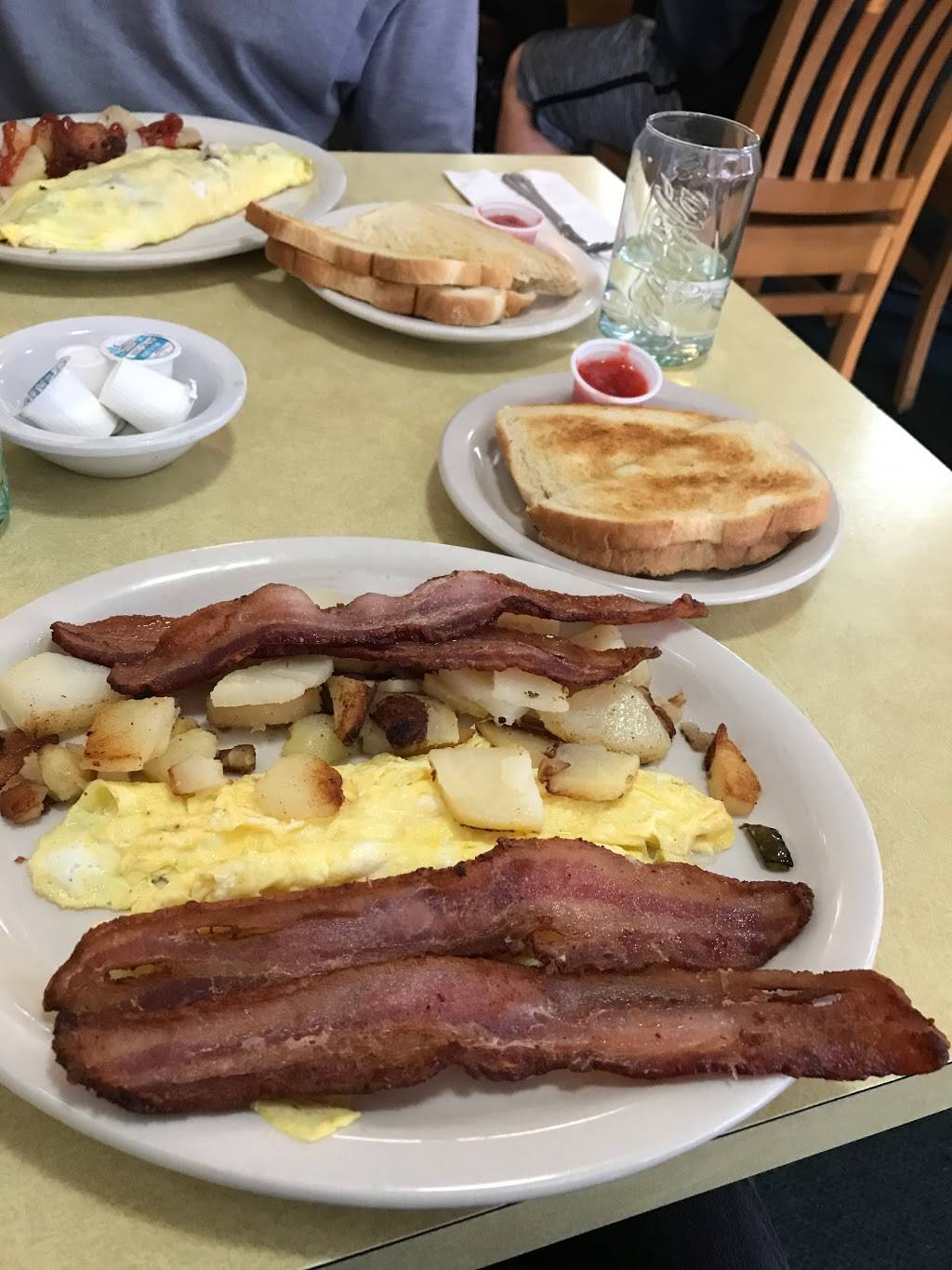 Court Street Dairy Lunch | restaurant | 347 Court St NE, Salem, OR 97301, USA | 5033636433 OR +1 503-363-6433