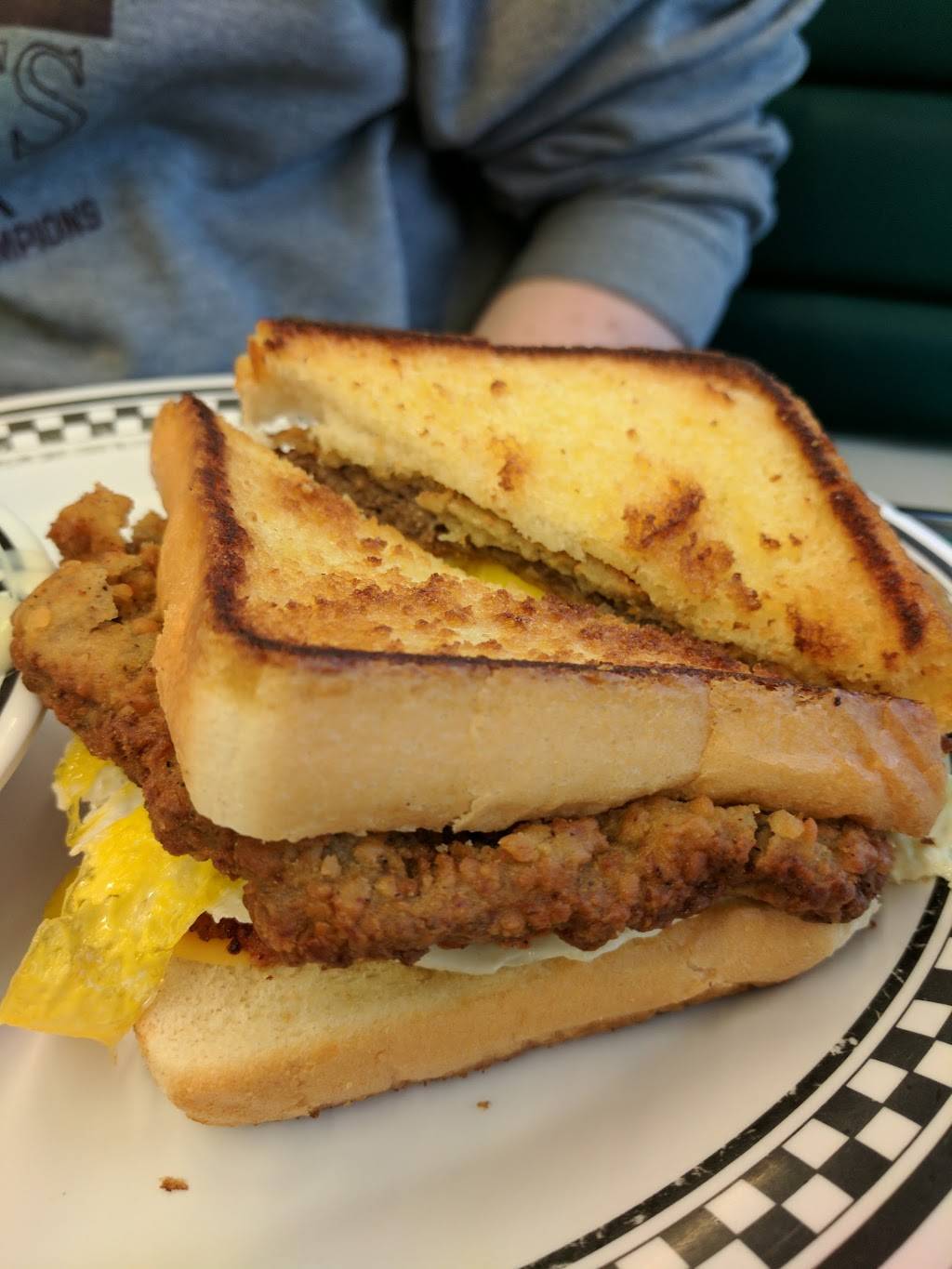 Courtesy Diner | restaurant | 8000 S Laclede Station Rd, St. Louis, MO 63123, USA | 3145539900 OR +1 314-553-9900