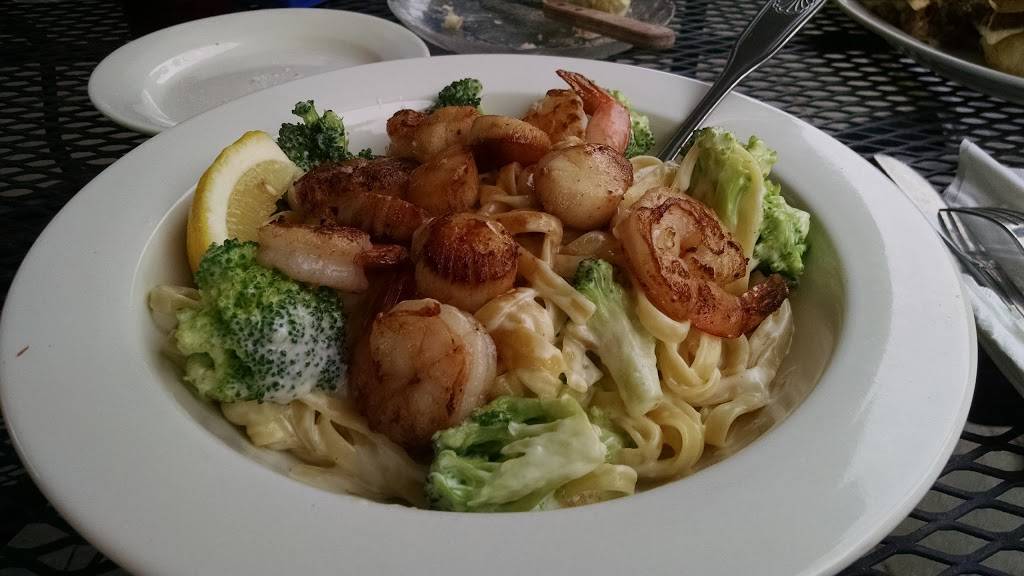 Laurinos Tavern | restaurant | 3668 Main St, Brewster, MA 02631, USA | 5088966135 OR +1 508-896-6135