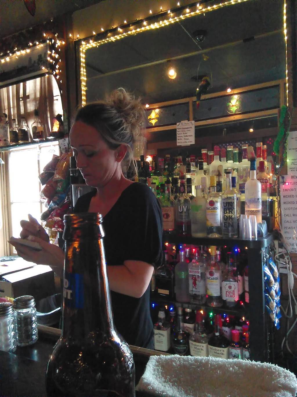 Marx Brothers Lounge | restaurant | 1000 Laurel St, Highland, IL 62249, USA | 6186547222 OR +1 618-654-7222