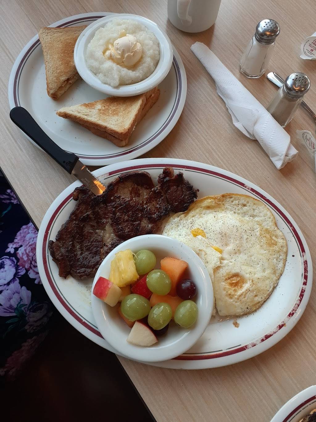 Huddle House | meal takeaway | 511 N Kingshighway St, Cape Girardeau, MO 63701, USA | 5733327400 OR +1 573-332-7400