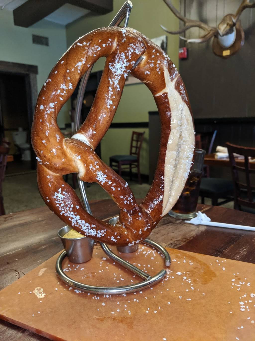 Downing Street Pour House | restaurant | 24 Downing St, Hollister, MO 65672, USA | 4173206106 OR +1 417-320-6106