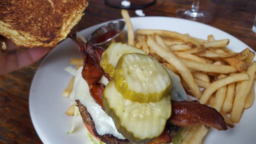 Not Your Average Joes | restaurant | 15101 Potomac Town Pl, Woodbridge, VA 22191, USA | 5719895637 OR +1 571-989-5637