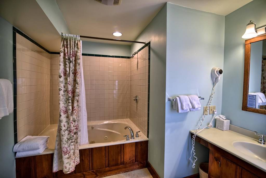 Darby Field Inn | restaurant | 185 Chase Hill Rd, Albany, NH 03818, USA | 6034472181 OR +1 603-447-2181