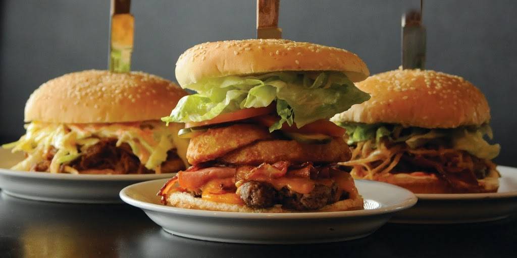 Joe Schmoes Eats N Drinks | restaurant | 5881 Malden Rd, Windsor, ON N9H 1S5, Canada | 5192505522 OR +1 519-250-5522