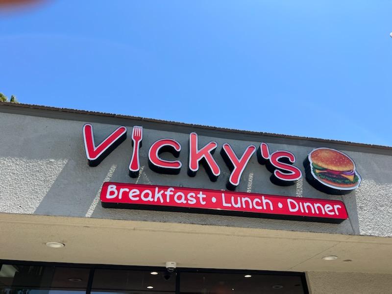 Vickys Burgers | restaurant | 635 N Main St, Corona, CA 92880, USA | 9512686516 OR +1 951-268-6516