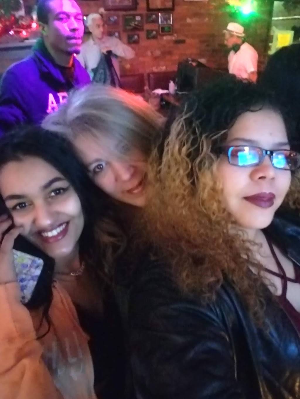 Reruns Bar & Grill | restaurant | 541 Main St, West Haven, CT 06516, USA | 2039318243 OR +1 203-931-8243