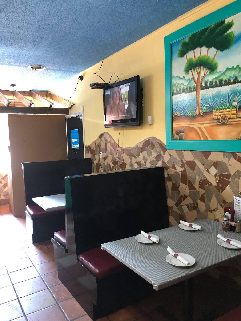 Varietes house | restaurant | 1386 Dolly Parton Pkwy, Sevierville, TN 37862, USA | 8653661302 OR +1 865-366-1302