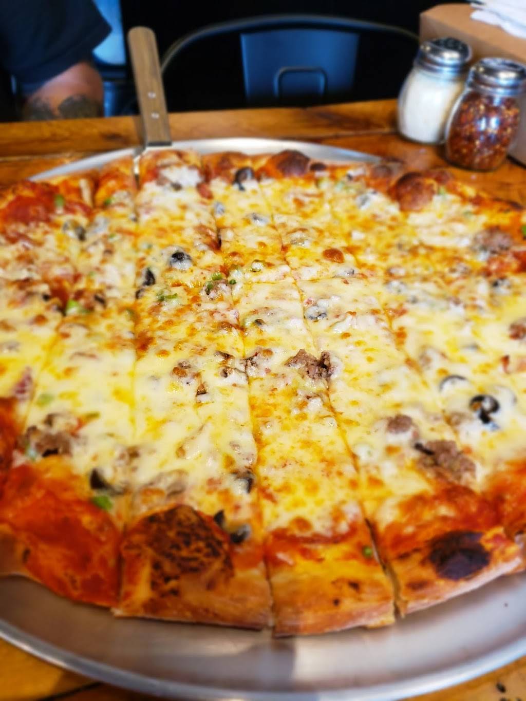 Violas Pizza Company | restaurant | 7 Lynn St Box 24, Viola, TN 37394, USA | 9316355000 OR +1 931-635-5000