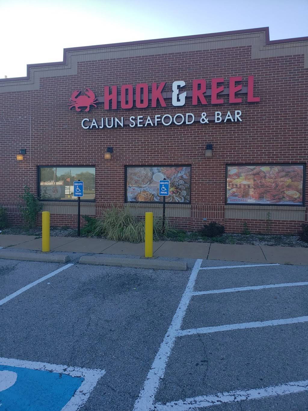 Hook & Reel Cajun Seafood & Bar | restaurant | 4680 Chippewa St, St. Louis, MO 63109, USA | 3142820770 OR +1 314-282-0770