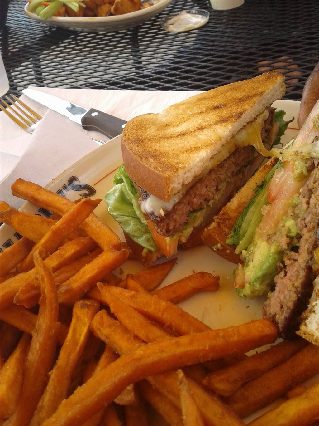 Harrys Bar & Grille | restaurant | 407 W Grove St, Middleborough, MA 02346, USA | 5089479297 OR +1 508-947-9297